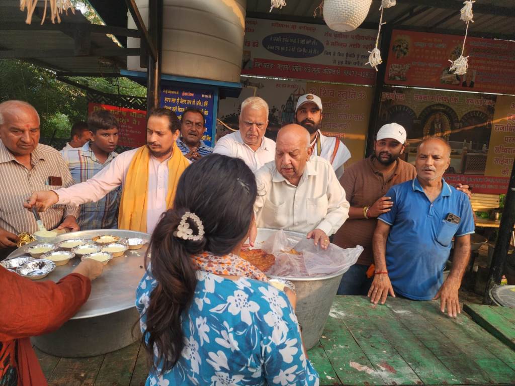 On the last Monday of the month of Sawan and at the end of the story of Shri Shiv Maha Pran a complete ahuti satsang bhandara was organized